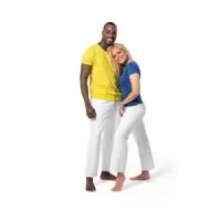 Camiseta unissex de corte regular em malha 100% algodão (135 g/m2) com fio 30/1 misto. Com gola em ribana 1,5x1,5 com fita de reforço e com costura dupla nas mangas, barra de fundo e laterais. Produto contém certificação ABVTEX. Fabricado no Brasil. Tamanhos: P, M, G, GG, XGG