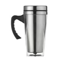 Caneca acrílica de 450ml com fundo quadrangular, cabo plástico resistente e compartimento interno em inox, oferecendo visual moderno e boa praticidade para bebidas no dia a dia. A tampa plástica conta com detalhe metálico e abertura no bocal, facilit