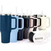 Caneca térmica com capacidade de 1,2 litros feita em inox 304 com parede dupla, contém tampa acrílica rosqueável com acesso para canudo e pegador plástico com aderência emborrachada. Acompanha canudo plástico.  Altura :  27 cm  Largura :  14,9 cm  Circunferência :  31,5 cm
