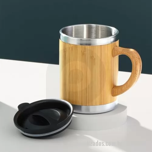 Caneca de Bambu personalizada - Caneca de bambu com capacidade de 300ml, interior em inox e tampa plástica com bocal e trava de segurança, ideal para bebidas quentes ou frias no dia a dia. Seu acabamento externo em bambu oferece visual natural e elegante, enquanto os detalhes metál