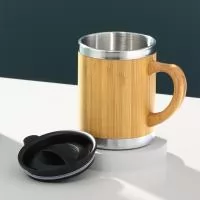 Caneca de bambu com capacidade de 300ml, interior em inox e tampa plástica com bocal e trava de segurança, ideal para bebidas quentes ou frias no dia a dia. Seu acabamento externo em bambu oferece visual natural e elegante, enquanto os detalhes metál