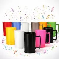 Caneca de chopp com capacidade de 450 ml, produzida em poliestireno, com peso aproximado de 65 gramas, altura de 12,0 cm, diâmetro da boca de 7,3 cm e base de 7,4 cm, oferecendo estrutura leve e resistente para uso em diferentes ocasiões. Possui desi