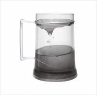 Caneca de chopp gel congelante com capacidade de 300 ml, produzida em poliestireno, com peso aproximado de 210 gramas, altura de 12,1 cm, diâmetro da boca de 7,0 cm e base de 9,0 cm, desenvolvida com parede dupla contendo gel térmico interno. Esse ge
