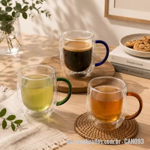 Caneca de vidro personalizada - Caneca de vidro borossilicato com capacidade de até 350ml e estrutura de parede dupla, desenvolvida para reduzir a transferência de temperatura para a superfície externa durante o uso. Seu corpo transparente evidencia a cor e a apresentação das bebid