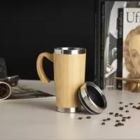 Caneca Bambu de 500ml, pegador de bambu e parte interna em inox. Possui tampa com compartimento que pode ser aberto para beber.