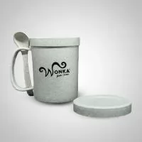 Caneca de Fibra de Arroz com tampa, ideal para conservar sua bebida aquecida por mais tempo. Produzida com fibras naturais, reduz o uso de plástico e oferece leveza, resistência e um design moderno. A tampa em fibra garante mais praticidade no dia a dia, evitando derramamentos e mantendo a temperatura. Um brinde sustentável, funcional e totalmente personalizável para destacar a sua marca com consciência ambiental. Medidas: 9,5 cm de altura x 7,5 cm de diâmetro Gravação 5x5 cm