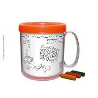 Caneca plástica, atóxica, composta por duas partes encaixáveis, um corpo cristal transparente em Plástico Premium (PS Cristal), um refil colorido em Plástico Premium (PP) e um refil de papel com impressão preto e branco para colorir,. Acompanha 3 unidades de giz de cera. Capacidade para 300 ml.