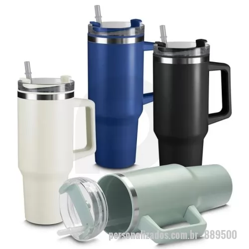 Caneca personalizada - Caneca em aço inox com interior em plástico PP, combinando resistência e praticidade. Conta com alça plástica para transporte, tampa com acesso para bico e canudo, tornando-a ideal para o dia a dia e atividades ao ar livre. Com capacidade de 1,1L, é perfeita para manter a hidratação sempre por perto. Um brinde funcional e durável da Youdu Brindes.