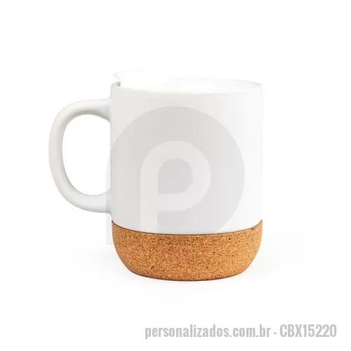 Caneca personalizada - Caneca Personalizada - CBX15220 - Desfrute dos seus momentos de pausa com nossa caneca de porcelana de 350?ml, projetada para unir elegância e funcionalidade. Perfeita para chás gelados ou cafés quentinhos, ela vem com tampa plástica de bocal e trava que evita derramamentos, ideal para levar para o trabalho ou home office. A base em cortiça proporciona isolação térmica e um toque sustentável ao design, além de proteger superfícies sensíveis. Um acessório versátil que acompanha seu dia do amanhecer ao anoitecer com muito estilo.  Capacidade: 350?ml  Altura: 10,8?cm  Diâmetro externo: 12,4?cm  Circunferência: 27,9?cm  Área para gravação: 6?cm x 2?cm  Peso aproximado: 389?g - 176074 - Caneca