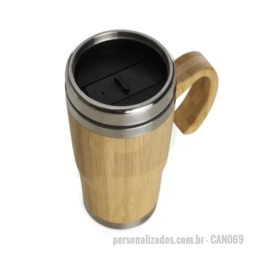 Caneca personalizada - Caneca com capacidade de 450ml, revestimento externo em bambu, parte interna em aço inox, alça também em bambu e tampa de encaixe com abertura deslizante para beber. A combinação dos materiais cria um contraste marcante entre o acabamento natural e o
