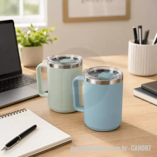Caneca personalizada - Caneca com capacidade de 450ml, produzida em plástico polipropileno (PP) e equipada com interior em inox 304, combinação que auxilia na conservação da temperatura das bebidas. A tampa plástica possui fechamento por encaixe e contribui para um uso mai