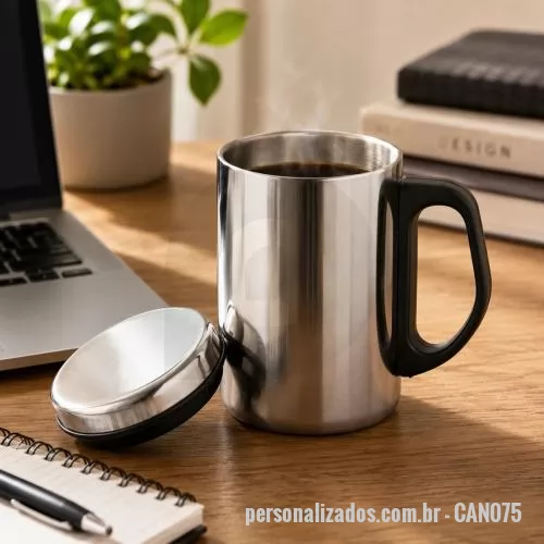 Caneca personalizada - Caneca produzida em aço inox, com capacidade de 350ml, estrutura de parede dupla, tampa com sistema de vedação e alça lateral em plástico. Embora não possua função térmica, sua composição ajuda a tornar o uso mais confortável durante o consumo de caf