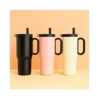Caneca térmica em inox 304 com pintura eletrostática, alça lateral em plástico e capacidade de até 750ml. Conta com estrutura de parede dupla e vedação a vácuo para manter a temperatura de líquidos por mais tempo. Possui tampa plástica rosqueável com acesso para canudo, infusor removível e alça para fixação de chaveiro ou gancho. Acompanha canudo plástico para encaixe.