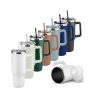 Caneca térmica de 1,3 litros em inox reciclado com parede dupla (interno 304, externo 201), acabamento em pintura a pó, tampa e canudo em plástico PP na cor do produto.