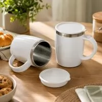 Caneca com capacidade de 400ml, produzida em plástico PP (polipropileno) e equipada com revestimento interno em aço inox. A tampa é fixada por encaixe e conta com anel de silicone, recurso que contribui para um fechamento mais firme durante o uso. A 