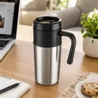 Caneca em aço inox com capacidade de 350ml, desenvolvida para acompanhar a rotina com praticidade e segurança. Possui tampa plástica equipada com anel de silicone antivazamento, além de bico com trava de vedação, recursos que ajudam a reduzir derrama