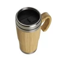 Caneca com capacidade de 450ml, revestimento externo em bambu, parte interna em aço inox, alça também em bambu e tampa de encaixe com abertura deslizante para beber. A combinação dos materiais cria um contraste marcante entre o acabamento natural e o