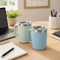 Caneca com capacidade de 450ml, produzida em plástico polipropileno (PP) e equipada com interior em inox 304, combinação que auxilia na conservação da temperatura das bebidas. A tampa plástica possui fechamento por encaixe e contribui para um uso mai