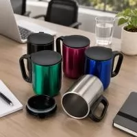 Caneca de parede dupla em inox com capacidade de 230ml, pegador em plástico, tampa plástica para vedação e base com EVA antiderrapante. Seu tamanho compacto é ideal para cafés, chás e bebidas rápidas, oferecendo mais firmeza no apoio e conforto no ma
