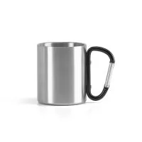 Caneca produzida em aço inox, com capacidade de até 230 mL, alça em formato de mosquetão funcional e fornecimento em caixa presente. O diferencial está no pegador, que além de facilitar o manuseio permite prender a peça em mochilas, bolsas ou equipam
