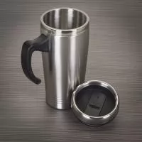 Caneca produzida em aço inox, com capacidade de 450ml, parte interna também em inox, alça lateral de plástico e tampa de encaixe com compartimento deslizante para beber. O modelo não possui função térmica, sendo indicado para servir cafés, chás, suco