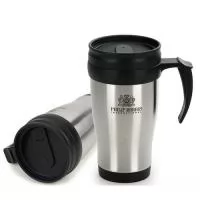 Caneca inox de 400ml revestida internamente com PVC, pegador e detalhes em plástico resistente. Tampa rosqueável, possui compartimento que pode ser aberto para beber(não é térmica).
