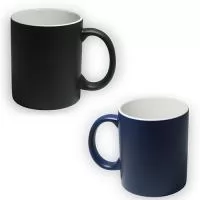 Caneca mágica de cerâmica 350ml com pintura fosca e parte interna branca. Quando despejado liquido quente na caneca, irá começar clarear a área gravada até aparecer totalmente(quando personalizada). Modelo específico para personalização sublimática.