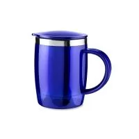 Caneca plástica com capacidade de 400ml, área interna em aço inox, tampa de encaixe com borracha de vedação e base com revestimento antiderrapante. Sua composição reúne a leveza do plástico com o acabamento metálico interno, formando uma peça prática