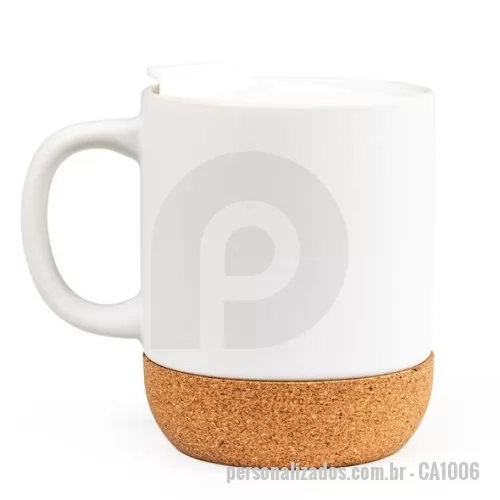 Caneca porcelana personalizada - Nossa caneca de porcelana é daquelas que você não vai querer largar! Seja para um chá gelado ou um café quentinho, ela acompanha seus momentos de relaxamento onde quer que esteja. Com capacidade de 350ml, conta com uma tampa plástica com bocal e trava, proporcionando mais praticidade e evitando derramamentos. Sua base em cortiça adiciona um toque de sustentabilidade e charme ao design. Perfeita para começar o dia com energia ou relaxar no fim da tarde!