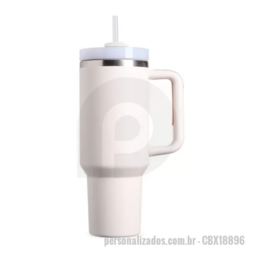 Caneca térmica personalizada - Caneca térmica Personalizada - CBX18896 - Caneca Térmica Inox 1,2L com Tampa Rosqueável e Canudo Robusta, funcional e perfeita para manter suas bebidas na temperatura ideal por muito mais tempo! Esta caneca térmica de 1,2 litros é fabricada em aço inox 304 de alta qualidade, com parede dupla, que proporciona excelente isolamento térmico e resistência.  Seu design moderno inclui uma tampa acrílica rosqueável com abertura para canudo, oferecendo praticidade e vedação segura. O pegador ergonômico com revestimento emborrachado garante conforto e firmeza ao segurar. Acompanha também um canudo plástico reutilizável, ideal para o consumo de bebidas geladas como sucos, shakes ou água saborizada.  ???? Especificações Técnicas: Altura: 27 cm  Largura: 14,9 cm  Circunferência: 31,5 cm  Capacidade: 1,2 litros  Peso aproximado: 514 g  Material: Inox 304 (parede dupla), tampa acrílica, pegador plástico com emborrachado  Acompanha: Canudo plástico  Tipo de tampa: Rosqueável com abertura para canudo  Área para personalização (CxL): 10 cm x 3  - 175896 - Caneca térmica