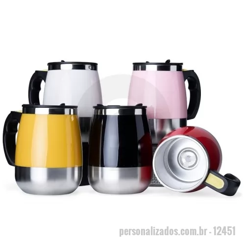 Caneca térmica personalizada - Descrição: Caneca isotérmica com misturador de bebida, parte interna feita em inox parede dupla com capacidade de 350ml, acabamento colorido em plástico. Contém tampa plástica com bocal e trava de segurança. Para o funcionamento, utiliza-se duas pilhas AAA (não acompanha).