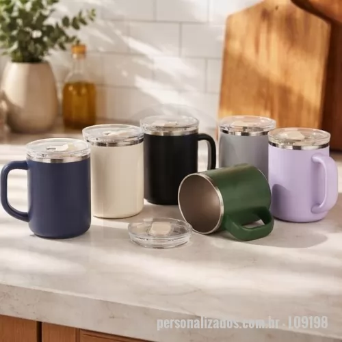 Caneca térmica personalizada - Caneca de parede dupla, com interior em inox 304 e revestimento externo e alça em plástico polipropileno (PP). Com capacidade máxima de 450ml, possui tampa de pressão em AS com protetor deslizante para o bocal em PP.  Altura :  11,8 cm  Largura :  12,1 cm  Diametro :  Sem tampa 8 cm