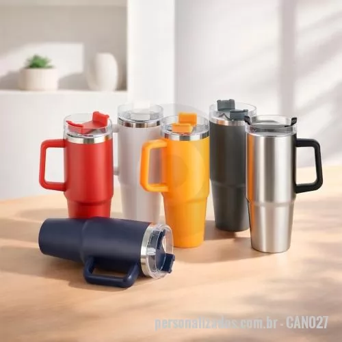 Caneca térmica personalizada - Caneca térmica com capacidade de 900 ml, estrutura em parede dupla, interior em inox 304 e exterior em inox 201, com acabamento em pintura eletrostática nas versões coloridas. Possui alça lateral, tampa rosqueável em acrílico transparente, abertura s