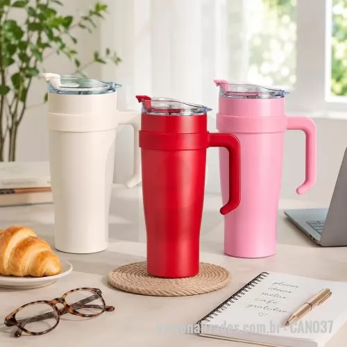 Caneca térmica personalizada - Com capacidade de 1,2 litros e estrutura em inox 304 com parede dupla, esta caneca térmica foi pensada para acompanhar rotinas intensas com mais conforto e autonomia. A tampa acrílica rosqueável traz acesso para canudo, bocal prático e trava de segur