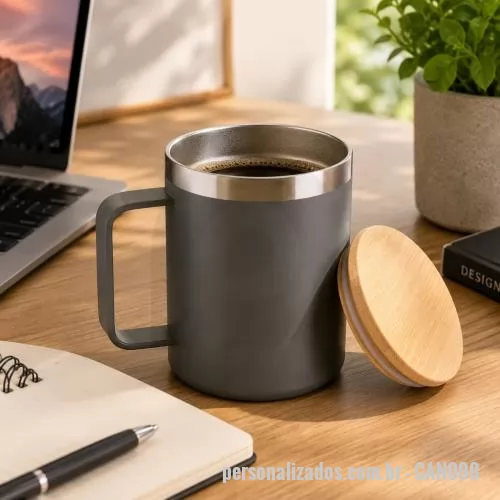 Caneca térmica personalizada - Caneca térmica com capacidade de 400ml, produzida em inox reciclado, sendo aço 304 na parte interna e aço 201 na estrutura externa. Possui acabamento em pintura a pó, alça lateral para manuseio e tampa em bambu, que acrescenta um toque natural ao vis