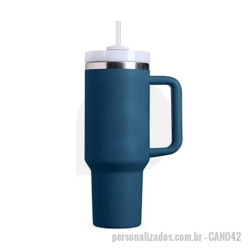 Caneca térmica personalizada - Caneca térmica de 1,2 litros produzida em inox 304 com parede dupla, tampa acrílica rosqueável com acesso para canudo, pegador plástico com aderência emborrachada e canudo plástico incluso. Seu formato alongado oferece excelente capacidade para acomp