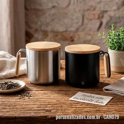 Caneca térmica personalizada - Caneca térmica produzida em aço inox, com capacidade de 330ml e estrutura de parede dupla que auxilia na conservação da temperatura da bebida. O modelo acompanha tampa em bambu, criando um fechamento elegante e um contraste natural com o acabamento m