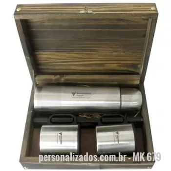 Caneca térmica personalizada - Kit café em estojo de madeira envelhecida com garrafa 500ml e duas canecas de aço inox com tampa. Gravação indelével da logo no estojo, garrafa e duas canecas. Um presente criativo, útil, de ótima qualidade e excelente apresentação. Garanta a visibilidade da sua marca por muitos e muitos anos com produtos brindice.com.br