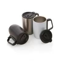 Com capacidade de 350 ml a caneca aço inox personalizada possui parede dupla que conserva por mais tempo a temperatura da sua bebida, possui alça de mão e conta com boa área para imprimir o logotipo de empresas