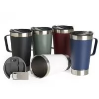 Caneca térmica de inox com capacidade para 550ml. Acompanha uma tampa de plástico e um abridor de garrafas. O abridor fica preso em um encaixe existente na tampa, porém é removível.