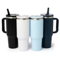Caneca térmica com capacidade de 1,2 litros em inox 304 com parede dupla. Possui tampa acrílica rosqueável e bico flexível integrado para uso com o canudo. Conta com um prático pegador de plástico e acompanha canudo.