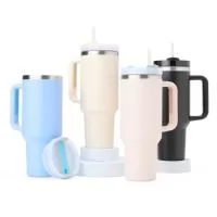 Caneca térmica com capacidade de 1,2 litros feita em inox 304 com parede dupla, contém tampa acrílica rosqueável com acesso para canudo e pegador plástico com aderência emborrachada. Acompanha canudo plástico.