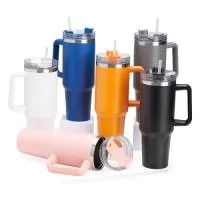 Descrição: Caneca térmica com capacidade de 1,2 litros feita em inox 304 com parede dupla, contém tampa acrílica rosqueável com acesso para canudo e pegador plástico. Acompanha canudo plástico.