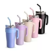 Caneca Térmica Inox 800ml – Durabilidade e Desempenho em Cada Detalhe  Descrição: Caneca térmica fabricada em aço inoxidável com capacidade máxima de 800ml. Conta com estrutura de parede dupla e vedação a vácuo, que mantêm a temperatura de bebidas por mais tempo. Possui alça ergonômica em plástico, tampa rosqueável com protetor para o bocal e acesso para canudo com tampa em silicone. Acompanha canudo de inox com ponta de silicone removível.  Especificações: Altura: 21,5 cm Largura: 14,5 cm Circunferência: 32 cm Área de gravação: 12 x 8 cm Peso: 437 g  Resistente, moderna e funcional, é ideal para o dia a dia, viagens ou como brinde personalizado de alto padrão.