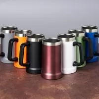 O ChatGPT disse:  Caneca Térmica Inox 700ml – Praticidade e Conservação Térmica no Dia a Dia  Descrição: Caneca térmica confeccionada em aço inoxidável com pegador plástico resistente e capacidade total de 700ml. Ideal para manter bebidas quentes ou frias na temperatura ideal por mais tempo, aliando durabilidade e praticidade em um design funcional.  Especificações: Altura: 17,2 cm Largura: 15 cm Área de gravação: 12 x 8 cm Peso: 355 g  Versátil e resistente, é perfeita para uso diário, viagens, escritório ou como brinde personalizado.