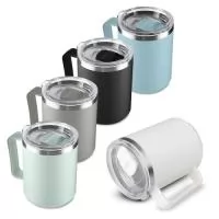Descrição: Caneca em plástico PP com interior em inox e capacidade para até 450ml. Possui tampa transparente com anel de vedação e trava de segurança para o bocal.