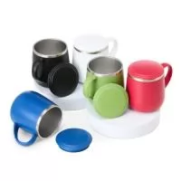 Caneca 370ml plástica com parede dupla em Inox, contém tampa plástica para vedação e base com EVA antiderrapante.