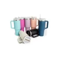 Caneca térmica com capacidade de 1,2 litros feita em inox 304 com parede dupla, contém tampa acrílica rosqueável com acesso para canudo e pegador plástico com aderência emborrachada. Acompanha canudo plástico. Altura : 27,6 cm Largura : 14,6 cm Circu