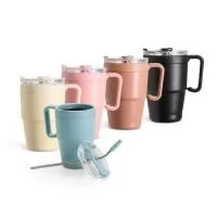 	Caneca térmica em inox com pintura eletrostática e capacidade de até 600ml. Apresenta estrutura de parede dupla, base antiderrapante e tampa plástica com vedação a vácuo, protetor emborrachado para o bocal com acesso para canudo. Acompanha canudo de inox com ponta removível em plástico.