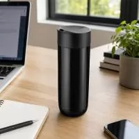 Caneca térmica com capacidade de até 450ml, produzida em aço inox com parede dupla e isolamento a vácuo, combinação que auxilia na conservação da temperatura da bebida por mais tempo. Seu acabamento brilhoso cria uma aparência moderna e marcante, ade